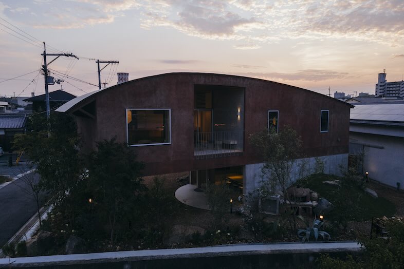 TACTILE HOUSE OSAKA｜【外観】夕暮れに照らされるTACTILE HOUSEの外観