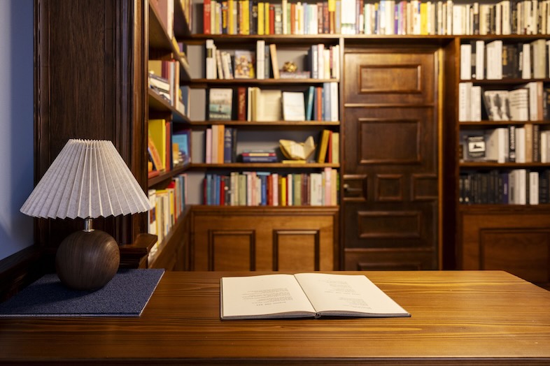 Studio Mekuru｜【3F Archive】木の質感とランプの灯りが印象的なので、小物を活かしたポートレートやスチール撮影にも好評