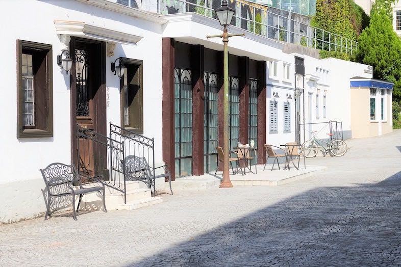 EASE 目黒 -OLD AVENUE-｜街灯や家へつながる階段が撮影ポイントに