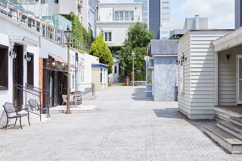 EASE 目黒 -OLD AVENUE-｜ショーウィンドウやカフェテラスが並ぶためアパレル撮影など全身を撮影する案件にピッタリ