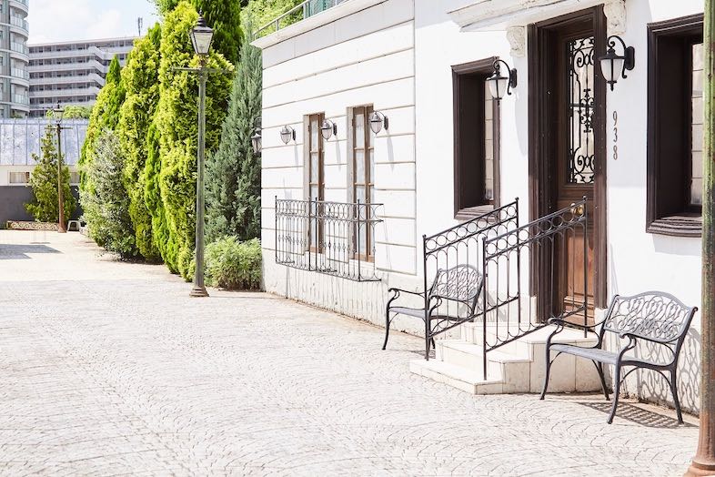 EASE 目黒 -OLD AVENUE-｜石畳とクラシカルな扉とで足元アップでの撮影にもおすすめ