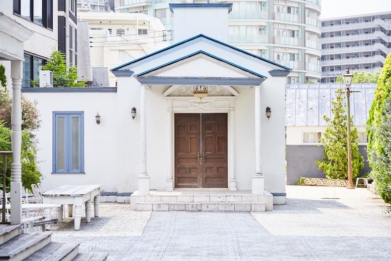 EASE 目黒 -OLD AVENUE-｜サンルーフエリアやピアノが用意されたチャペル