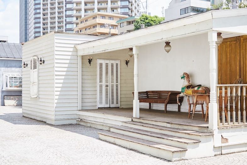 EASE 目黒 -OLD AVENUE-｜ウッドデッキはアメリカのお家を思わせる