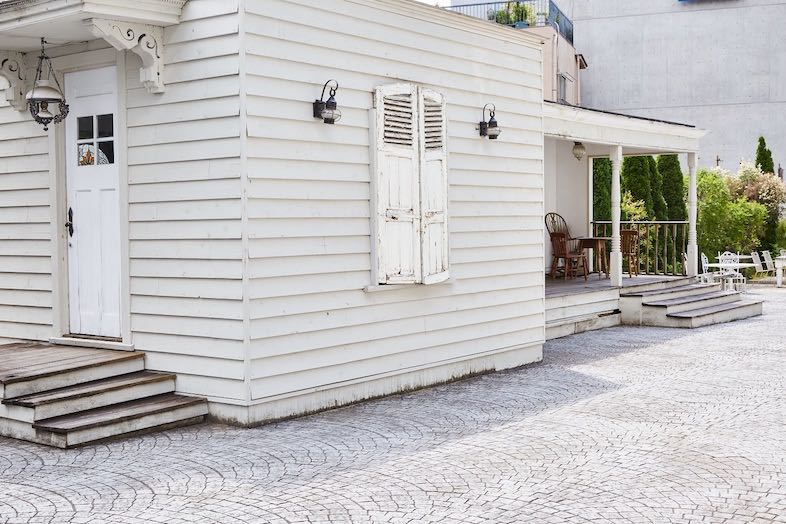 EASE 目黒 -OLD AVENUE-｜控室の中には更衣室・冷蔵庫・鏡などを用意しており、モデルさんの衣装チェンジにも最適