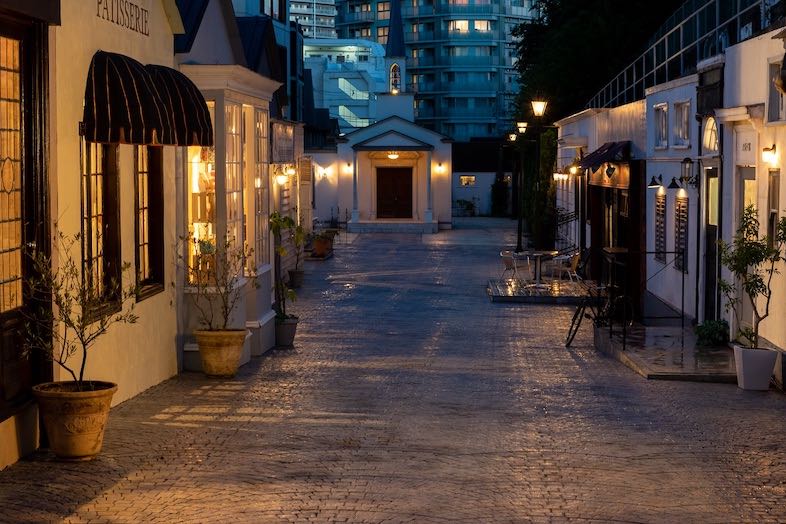 EASE 目黒 -OLD AVENUE-｜夜間はライトアップを行い幻想的な雰囲気にかわります