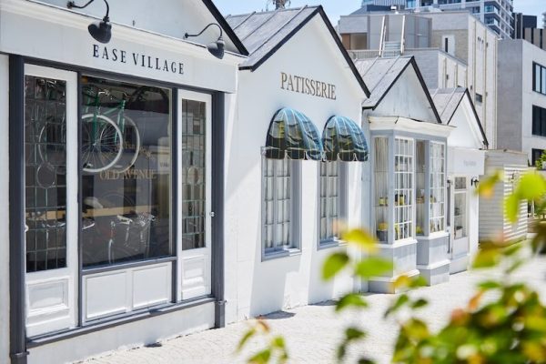 友人との買い物シーンや外を散歩する様子など様々なシーンに