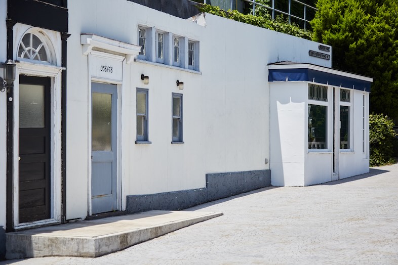 EASE 目黒 -OLD AVENUE-｜建物は白基調に青の差し色でまとめて清潔感のある雰囲気