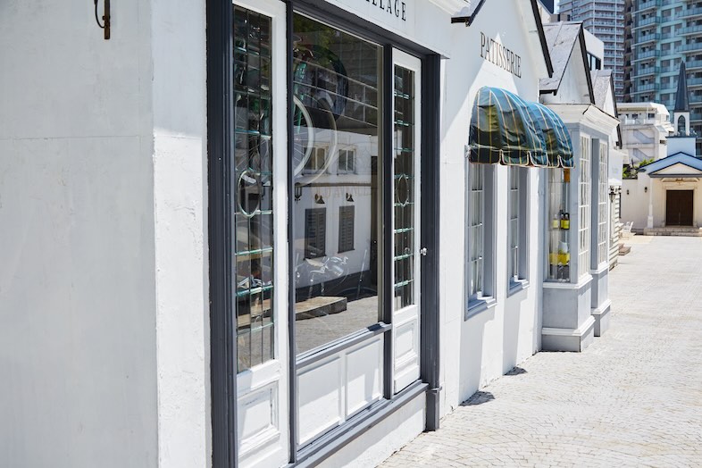 EASE 目黒 -OLD AVENUE-｜ショーウィンドウ内にはセンスの良い小物が揃う