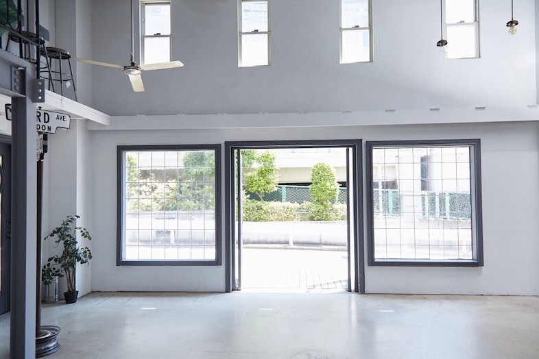 EASE 目黒 -NY FACTORY-｜2Fから光が降り注ぐ室内