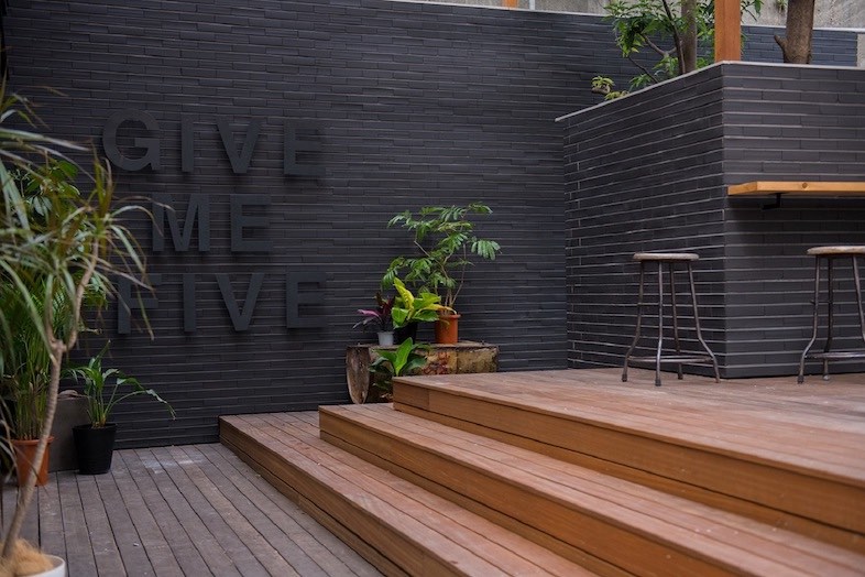 EASE 目黒 -NY FACTORY-｜木目×ダークトーンのレンガが目を惹くウッドデッキエリア