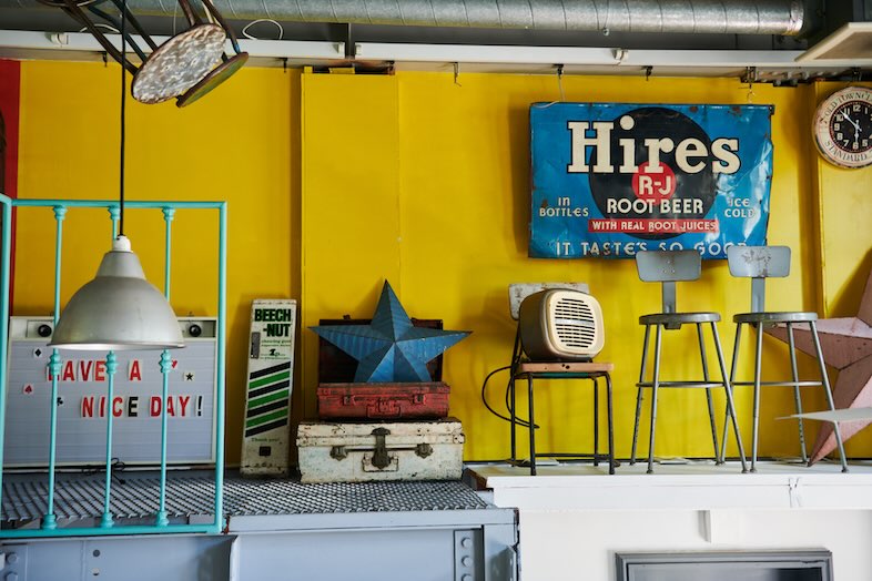 EASE 目黒 -NY FACTORY-｜2Fの壁面にはアートや家具が並ぶ