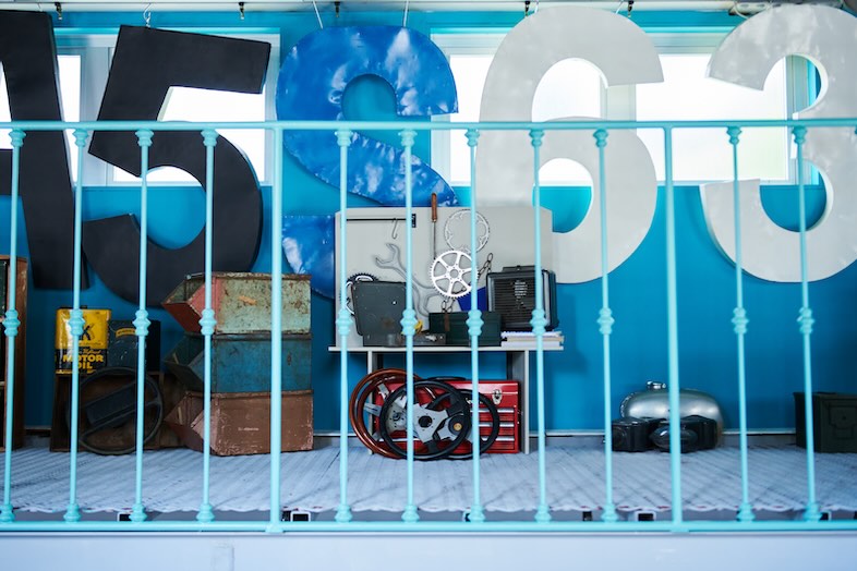 EASE 目黒 -NY FACTORY-｜2Fの壁面にはアートや家具が並ぶ