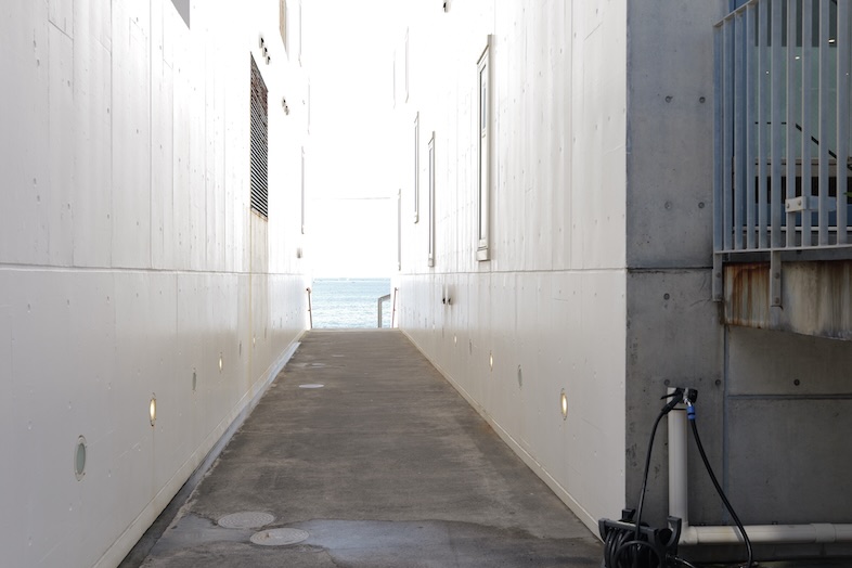 The NOON 七里ヶ浜スタジオ｜ミニマルなシルエットカットにもぴったりな外観