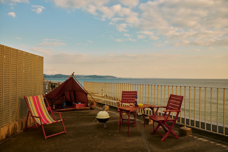 The NOON 七里ヶ浜スタジオ｜ルーフトップのグランピング演出