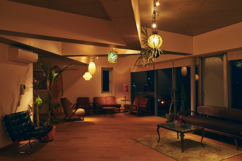 The NOON 七里ヶ浜スタジオ｜テーブルの陰影と間接照明が美しい夜の室内は高級感ある仕上がりに