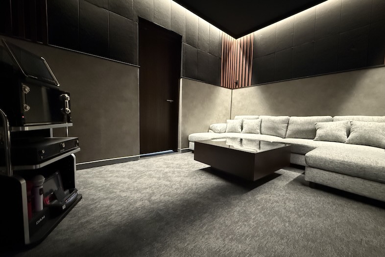 海彩テラス熱海別邸｜【アミューズメントルーム】ブラック×グレーのシックな内装に、白いソファが映えるラグジュアリーな空間