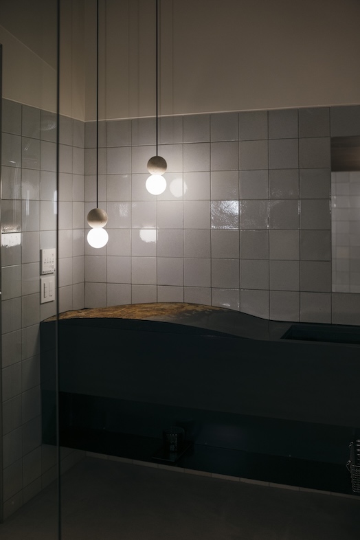 TACTILE HOUSE OSAKA｜【2F】ペンダントライトが浮かび上がるタイル壁が印象的な洗面所