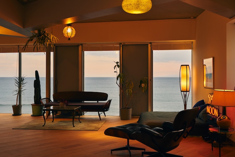 The NOON 七里ヶ浜スタジオ｜息を呑むほど美しく、切ない夕暮れ時を背景に◎