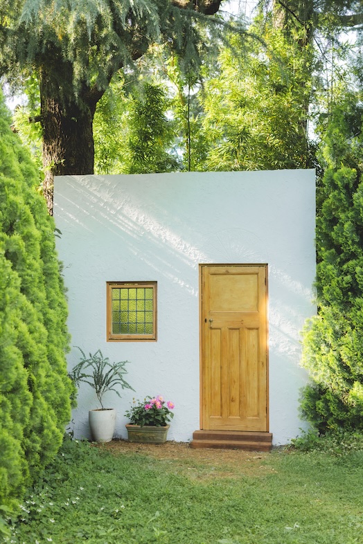 HUDSON STUDIO & GARDEN｜【ガーデン】木々に包まれた小さな白い小屋