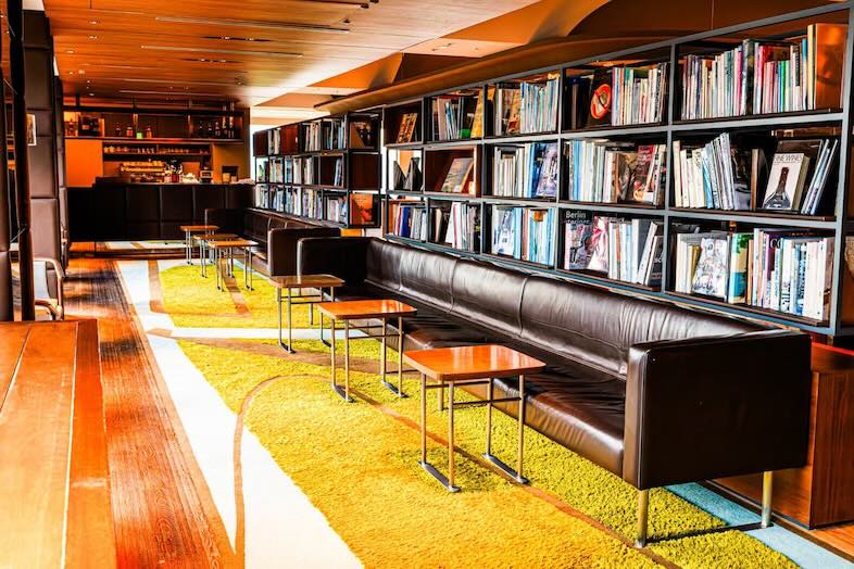 GOBLIN.半蔵門LOUNGE店｜本棚のあるラウンジエリア