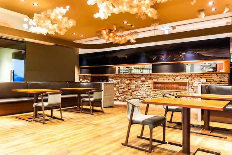 GOBLIN.半蔵門LOUNGE店｜オレンジ照明とフローリングで温かみのある雰囲気