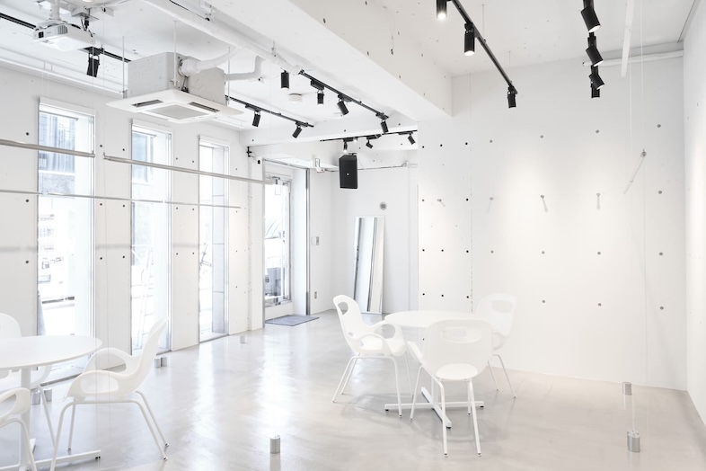 GOBLIN.原宿CUBE店｜白を基調としたスタイリッシュな空間は自然光が差し込み、作品や商品がより一層映えます