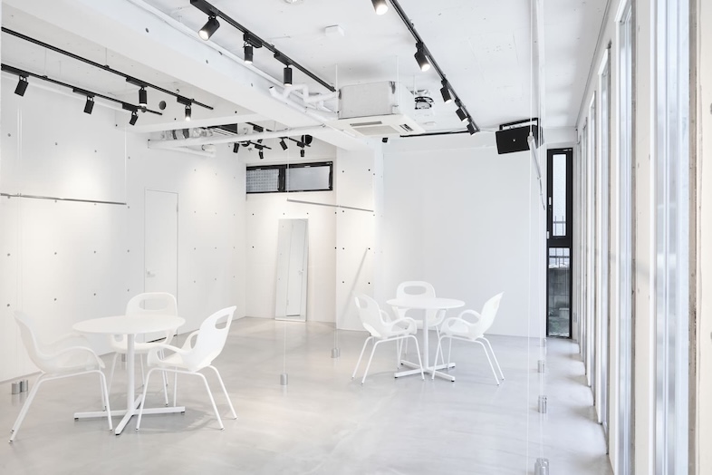 GOBLIN.原宿CUBE店｜軽やかなテーブルとチェアが配置された開放的な室内はフレキシブルなレイアウトが可能