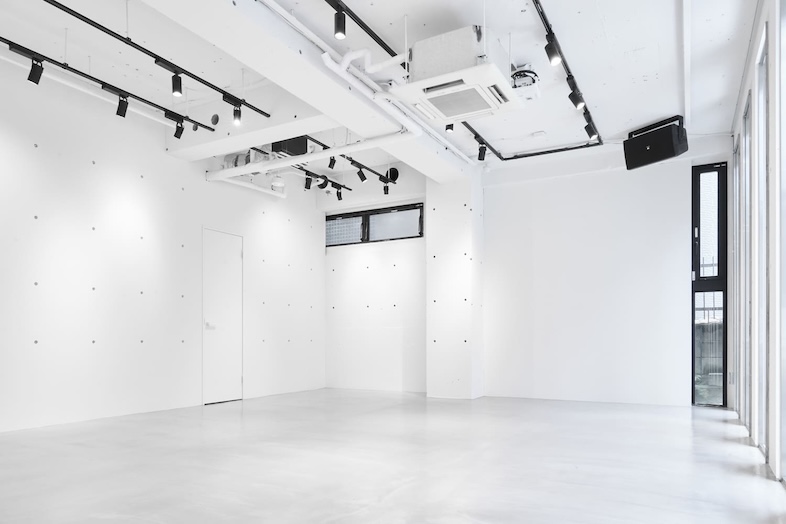 GOBLIN.原宿CUBE店｜壁から床まで純白に統一された空間は、展示会やアートギャラリーに最適