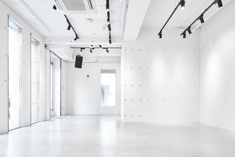 GOBLIN.原宿CUBE店｜床・天井・壁の白が主役を引き立てるミニマルな空間は写真・動画撮影のベースとして最適