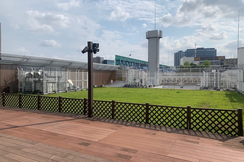 GOBLIN.池袋ROOFTOP店｜ライブイベントやパフォーマンス撮影のステージ配置を想定しやすい人工芝エリア