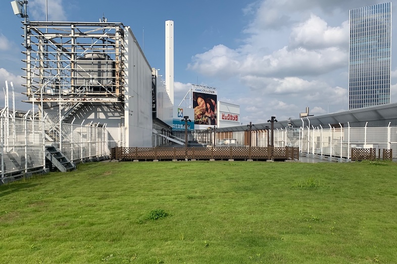 GOBLIN.池袋ROOFTOP店｜青々とした芝生と青空がマッチする池袋ROOFTOPの引きの構図