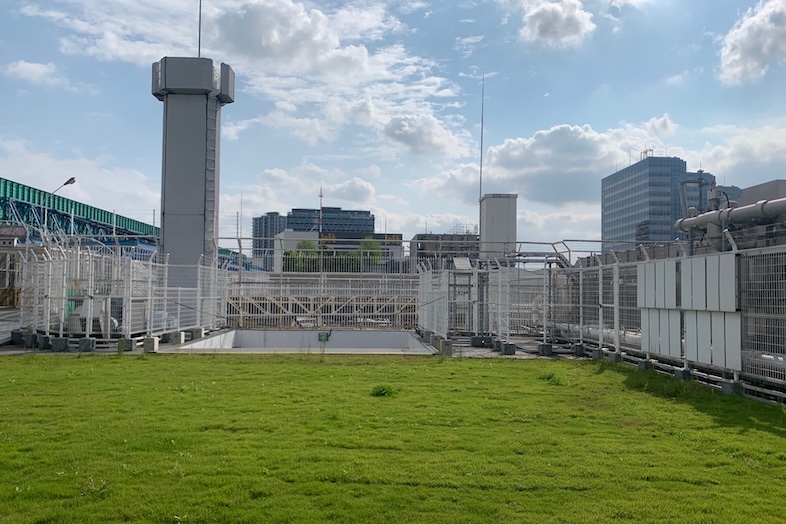 GOBLIN.池袋ROOFTOP店｜芝生と都市の景観を同時に収めたカットも撮れる