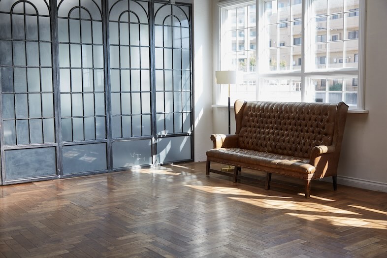 EASE 目黒 -PARIS MANSION 301-｜木目の床とアイアンの窓枠が調和した空間はブックカフェ風の演出にも◎