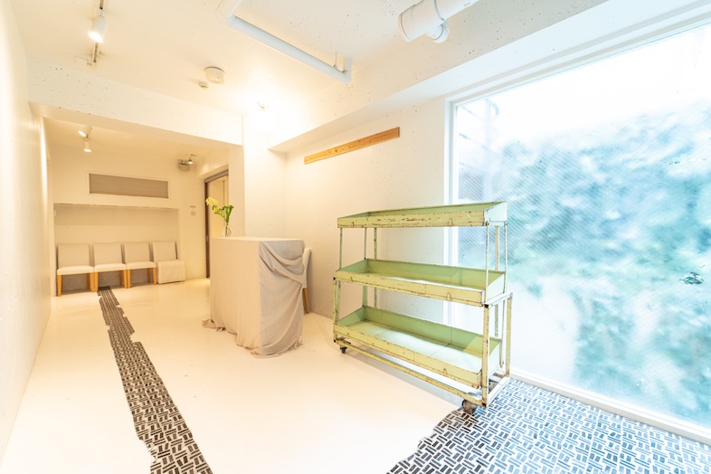 GOBLIN.神宮前ROOFTOP CAFE店｜自然光がふんだんに入る白を基調にしたエントランス