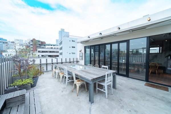 東京の空を背景に、昼も夜も絵になる屋上テラス席