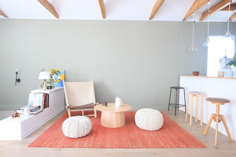 luumu.tokyo Komazawa｜【1st】赤いカーペットが目を惹くリビングダイニングエリア