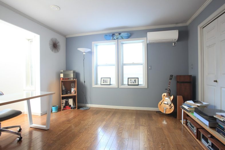 luumu.tokyo Komazawa｜【1st】ブルーの壁と2つの腰窓が