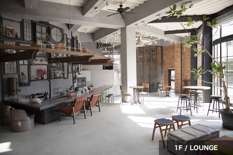 EASE -世田谷砧-｜【1F LOUNGE】アメリカンカジュアルな空間はユーズド感のある家具が揃う