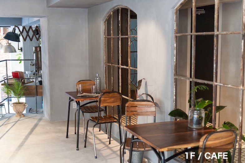 EASE -世田谷砧-｜【1F CAFE】階段を上がった先には光が差し込むテーブル席あり