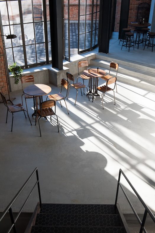 EASE -世田谷砧-｜【1F LOUNGE】自然光が豊富に差し込む空間