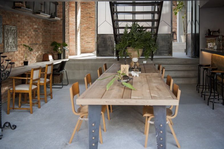 EASE -世田谷砧-｜【1F CAFE】カウンター席・テーブル席とあり撮影イメージに合わせて使用を選べる