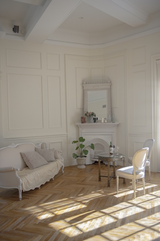 EASE -世田谷砧-｜【2F SALON】ソファに腰掛けてのインタビュー・取材にも最適