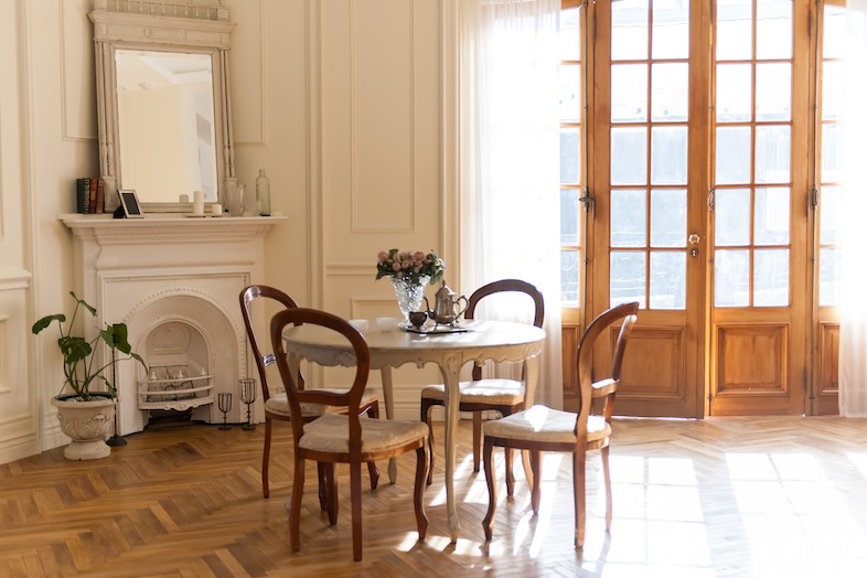 EASE -世田谷砧-｜【2F SALON】ヘンリボーン床とヨーロピアンな雰囲気が被写体を引き立てる