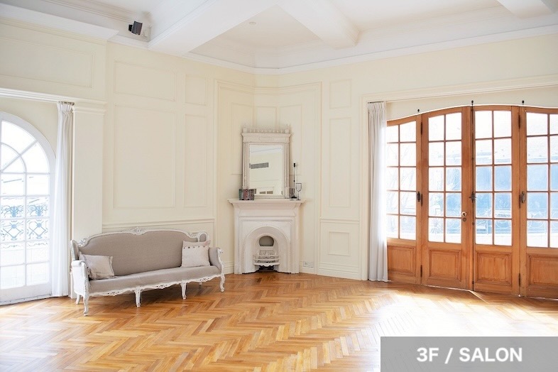 EASE -世田谷砧-｜【3F SALON】ガラス窓から差し込む光で温かな印象に