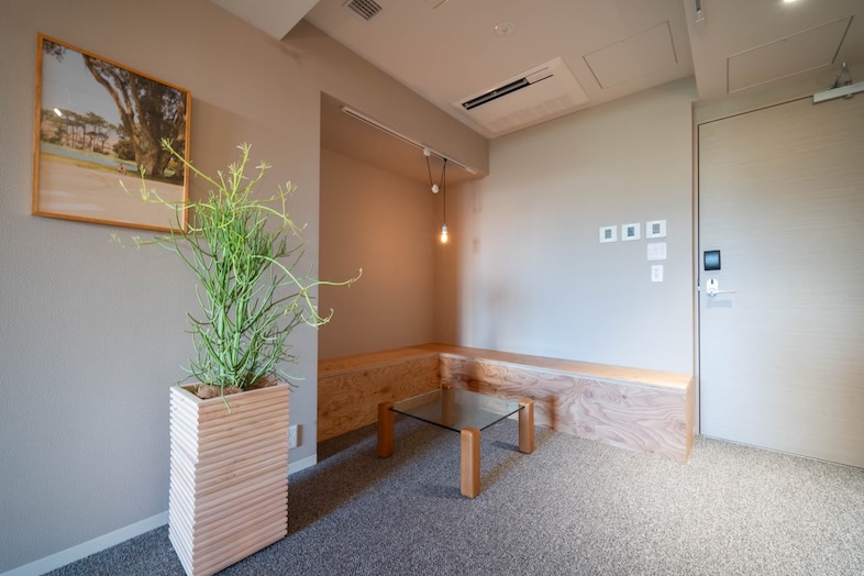 GOBLIN.赤坂店 -LIBRARY-｜【#402】入口付近にあるベンチエリア