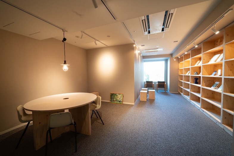 GOBLIN.赤坂店 -LIBRARY-｜【#402】ラウンドテーブルは職人が手作りで作った一点物