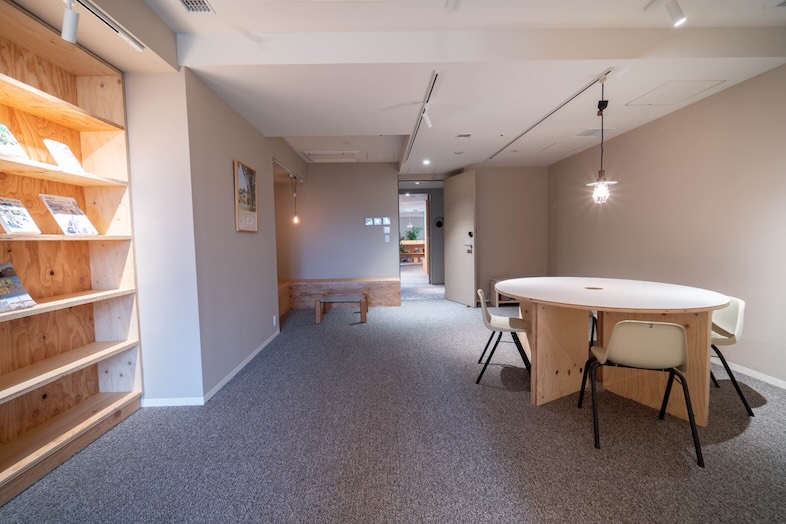 GOBLIN.赤坂店 -LIBRARY-｜【#402】室内はシンプルでありつつも落ち着いたトーン