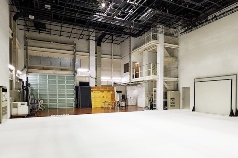 PIX神戸スタジオ｜【studio01】車両撮影もできる広々白ホリゾントスペース