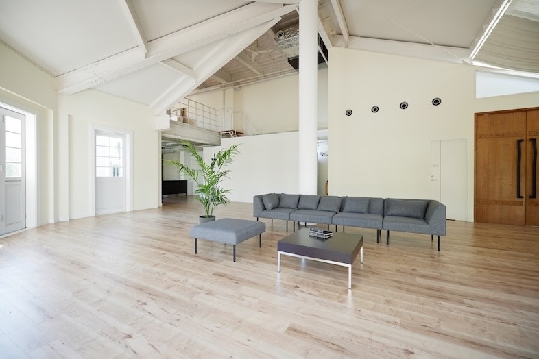 PIX神戸スタジオ｜【studio02】天井も高いため抜け感のある撮影が可能