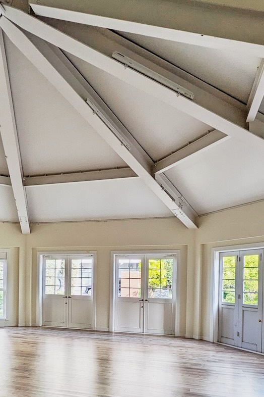 PIX神戸スタジオ｜【studio02】多角形の室内と扉で多様なシーンに対応